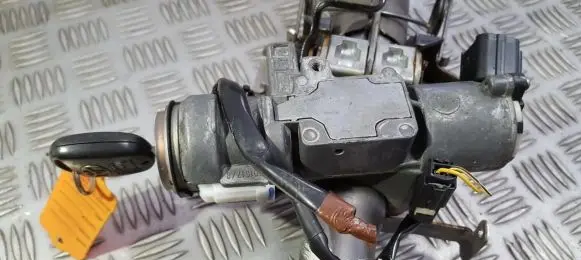 Toyota Avensis T250 Ignition lock n05015178