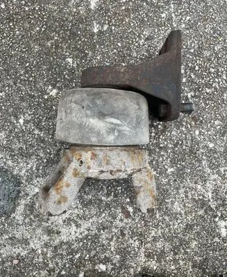 Hyundai Santa Fe Engine mount bracket