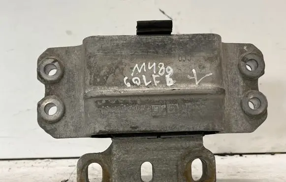 Volkswagen Golf VI Engine mount bracket