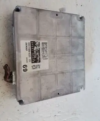 Toyota Avensis T220 Engine control unit/module 8966105690