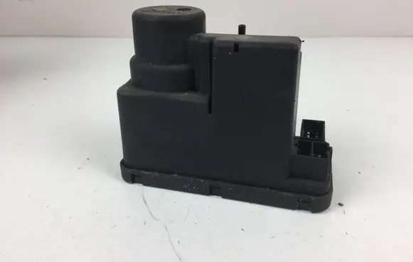 Mercedes-Benz C W202 Central locking vacuum pump 2028001448