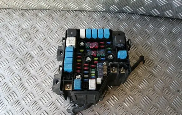 Hyundai Santa Fe Fuse module 