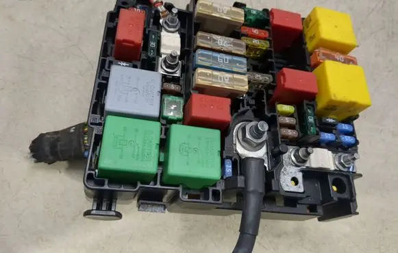 Citroen C3 Fuse module 9804846880