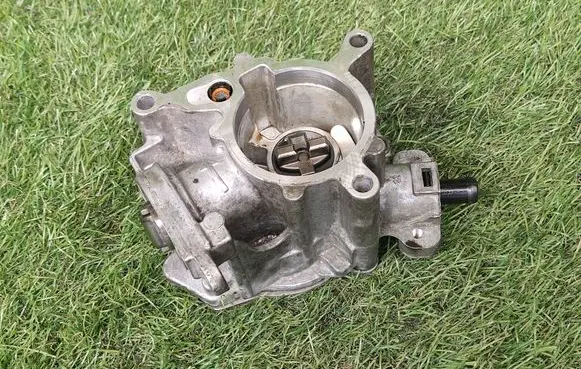 Audi A4 S4 B8 8K Vacuum pump 06J145100G