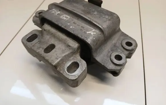 Volkswagen PASSAT B6 Engine mount bracket 3C0199555