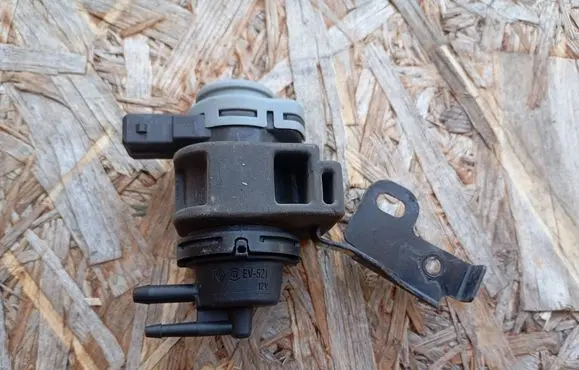 Renault Koleos I Turbo solenoid valve 8200575400