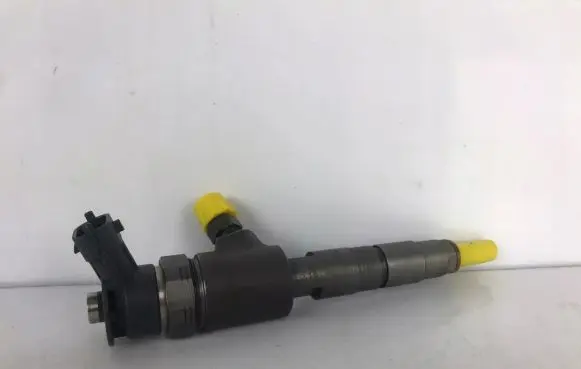 Peugeot 208 Fuel injector 05598384