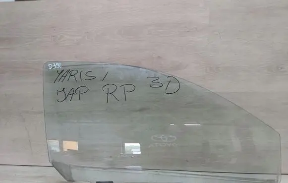 Toyota Yaris Sliding door window/glass 