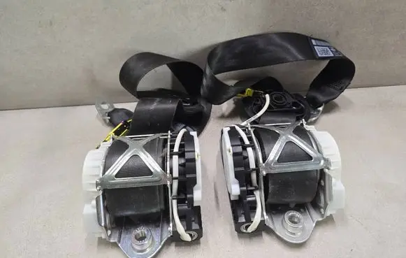 Volkswagen PASSAT B7 Front seatbelt 3C1857705Q 34153867