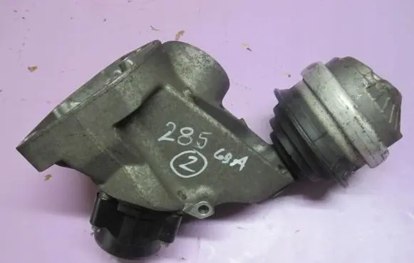Mercedes-Benz E W212 Engine mount bracket 233000032XX