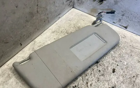 Volkswagen Golf V Sun visor