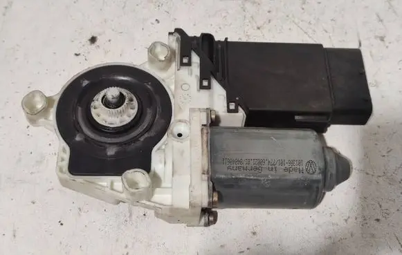 Volkswagen Golf IV Front door window regulator motor 1J1959802D