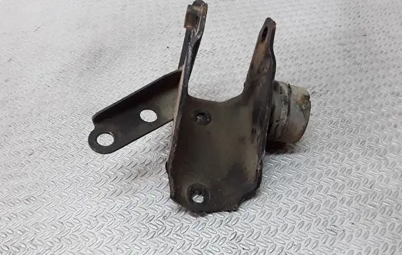 Toyota Avensis T220 Engine mounting bracket