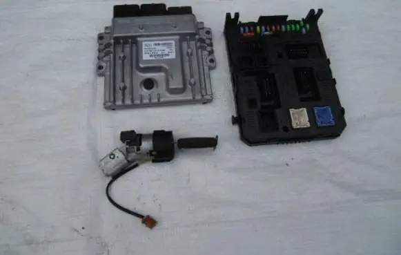 Peugeot RCZ Engine ECU kit and lock set 9667082380