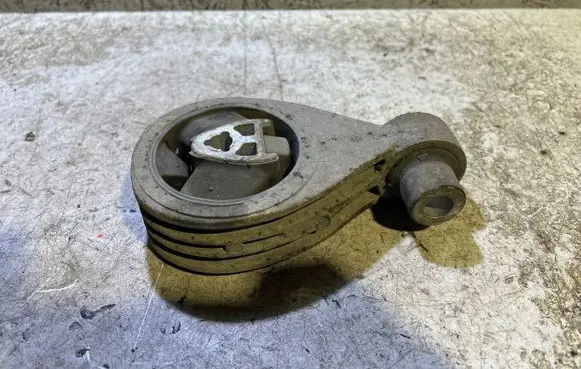 Nissan X-Trail T31 Engine mount bracket