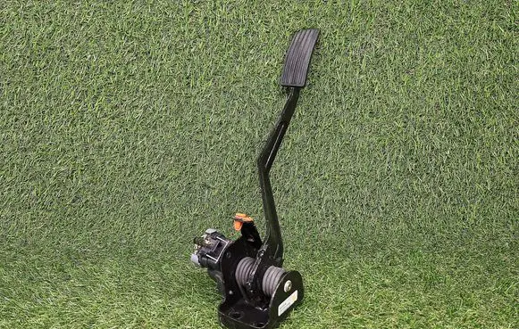 Accelerator throttle pedal