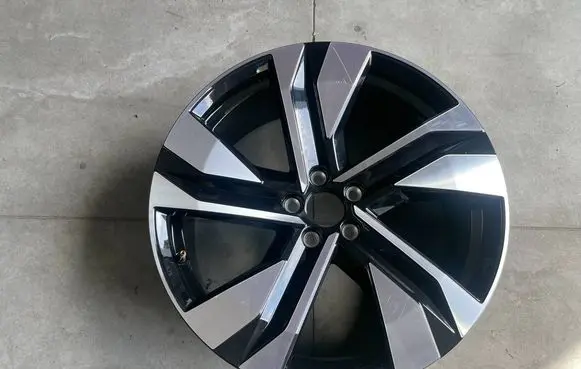 Volvo XC40 R20 alloy rim 32327148
