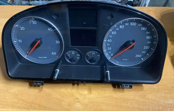 Volkswagen Touran I Speedometer (instrument cluster) 1T0920862F V0003000