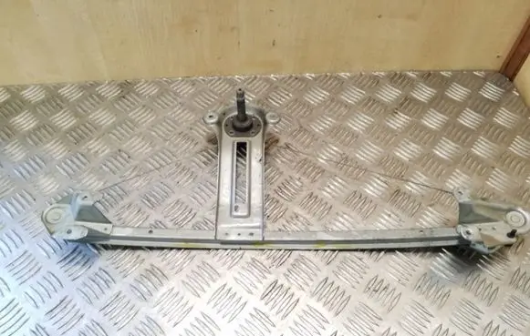 Rear door manual window regulator