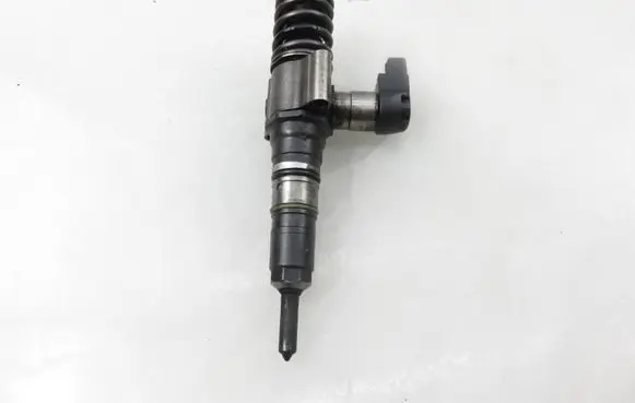 Volkswagen PASSAT B6 Fuel injector 03G130073S
