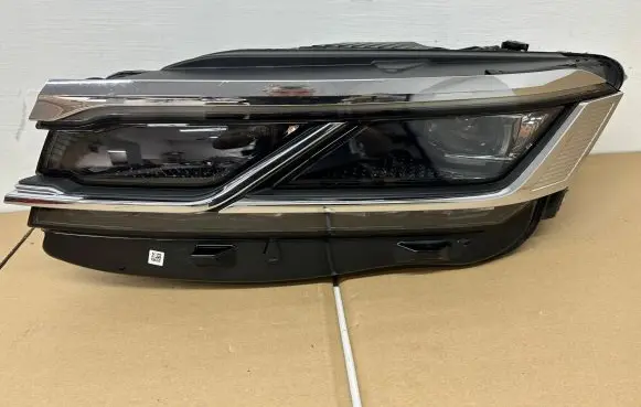 Volkswagen Touareg III Headlight/headlamp 761941081