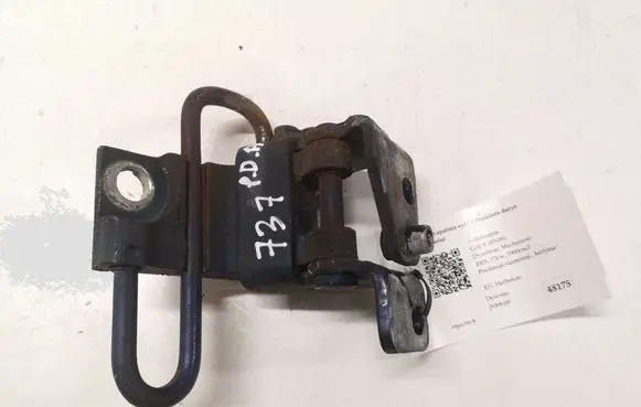 Volkswagen Golf V Front door lower hinge