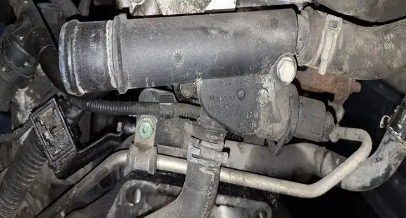 Volkswagen PASSAT B6 Engine coolant pipe/hose 038121132D