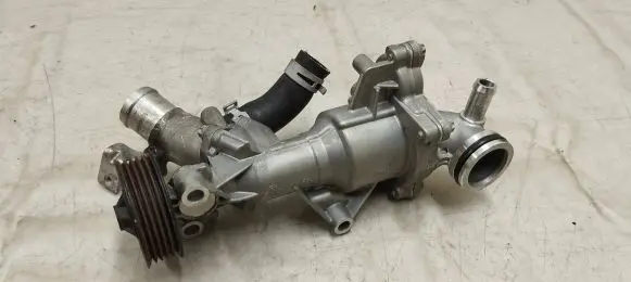 Mercedes-Benz A W176 Water pump A1332000400