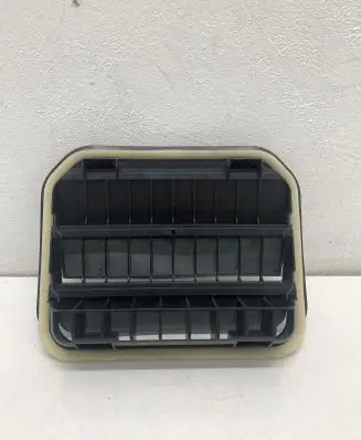 Quarter panel pressure vent