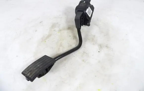 Accelerator throttle pedal