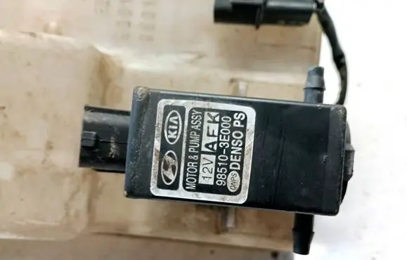 KIA Sorento Windscreen/windshield washer pump 985103E000