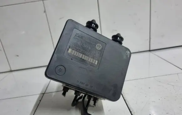 Volkswagen Jetta V ABS Pump 1K0907379Q 00005305F3 10096003553