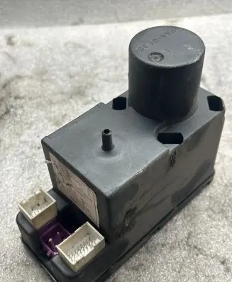 Audi A6 S6 C4 4A Central locking vacuum pump 4A0862257J