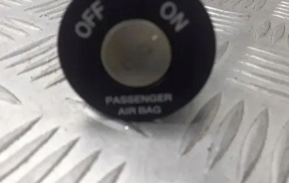 KIA Ceed Passenger airbag on/off switch 