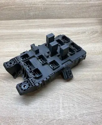 Toyota Avensis T220 Fuse module 8273005010