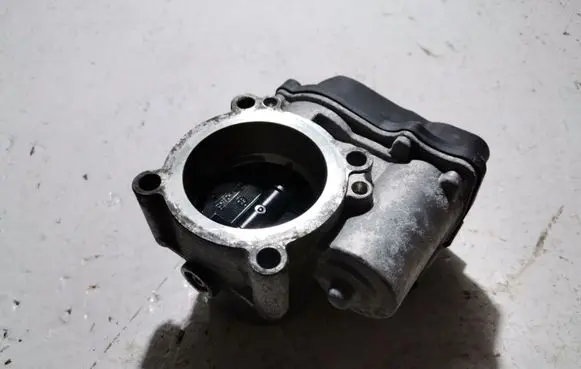 Volkswagen Golf VI Throttle valve 03C133062C