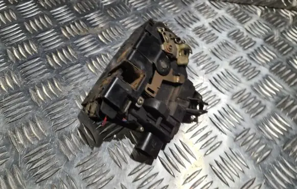 Volkswagen Golf IV Coupe door lock (next to the handle) 