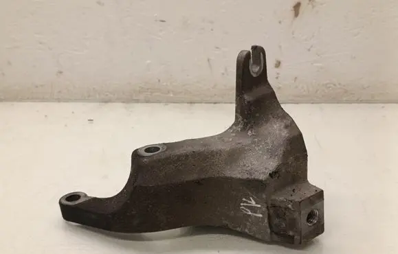 Volvo V40 Engine mounting bracket 