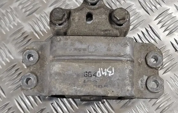 Volkswagen PASSAT B6 Engine mount bracket 3C0199555 4736