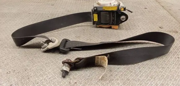 Subaru Impreza II Front seatbelt 