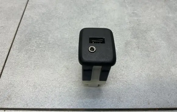 Opel Mokka X USB socket connector 13591084