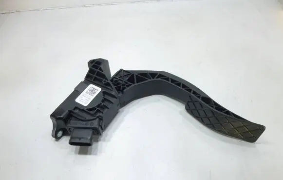 Accelerator throttle pedal