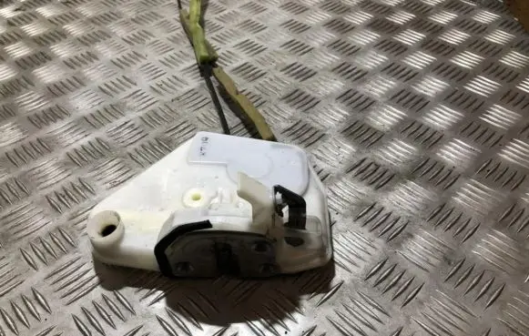 Mazda 6 Front door lock gje8 4e09e0498