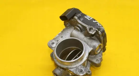 Volkswagen Golf VII Throttle valve 04L128063T
