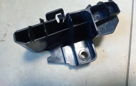 Rear bumper mounting bracket