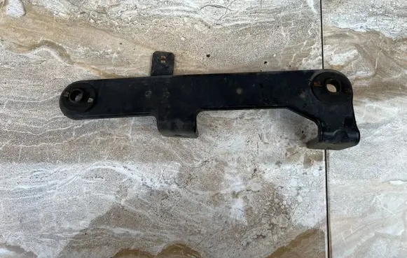 Maserati Ghibli Intercooler pipe mounting bracket 670009574