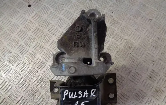 Nissan Pulsar Engine mount bracket 