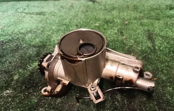 Peugeot 308 Oil pump V759401080
