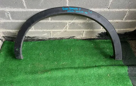 Ford Galaxy Front arch trim 16A075