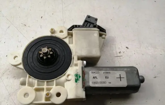 Toyota Avensis T250 Front door window regulator motor 6982005050 992045100